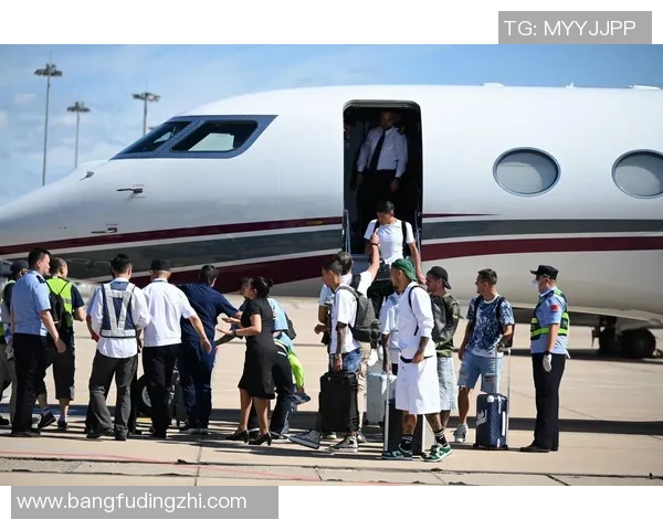 足球明星乘坐的私人飞机发生爆炸事故引发全球震惊与关注