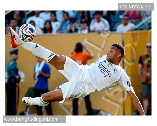 足球明星意外受伤遭遇尴尬瞬间引发球迷热议与关注